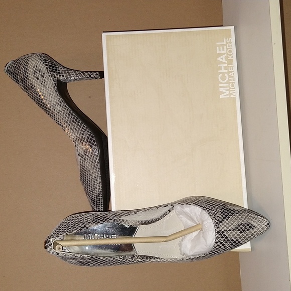 MICHAEL Michael Kors Shoes - Michael Kors flex mid pump size 6.5